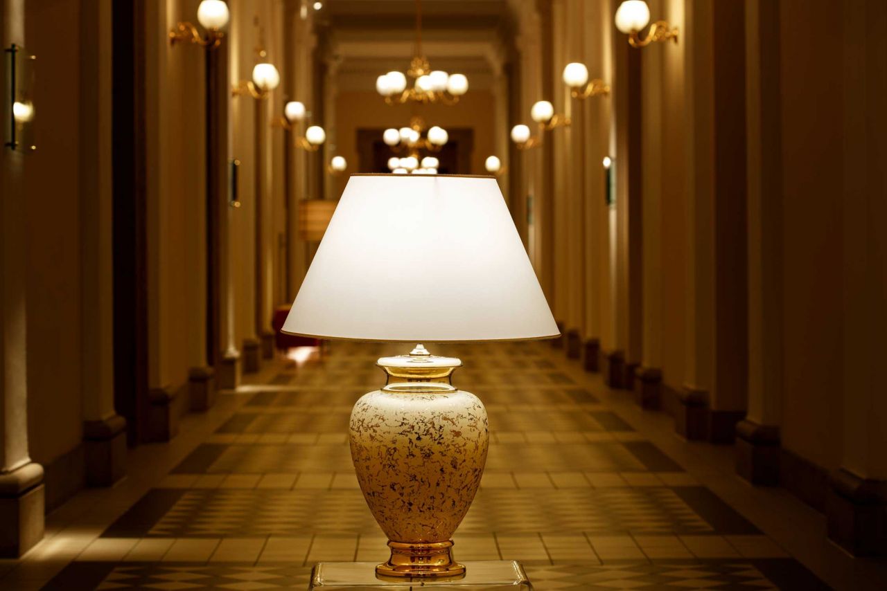 Lampe aus taupefarbener Keramik mit weißem Lampenschirm MARCELLE